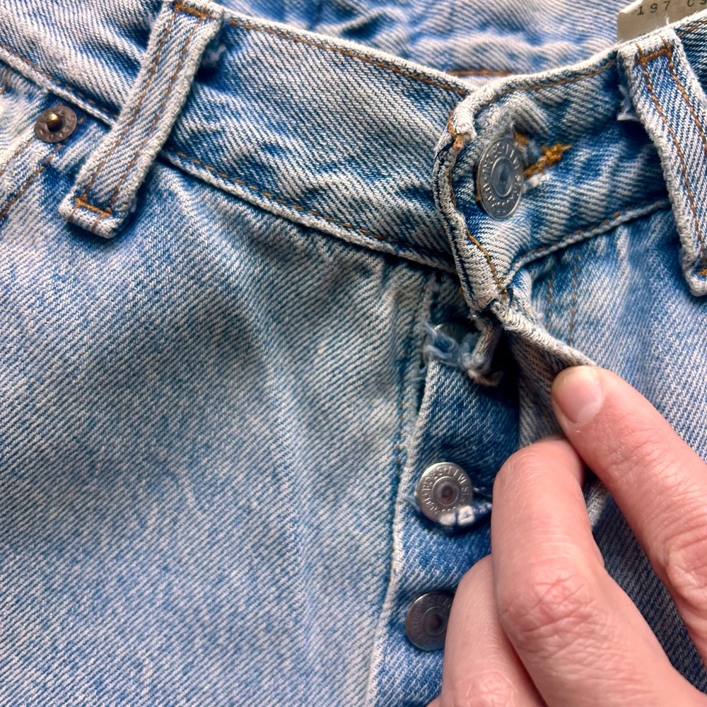 Vintage Levi’s 501 Button fly Jeans Light Wash Distressed Straight Leg 11 Cotton - Picture 7 of 7